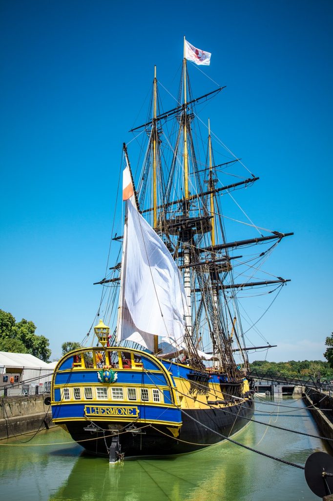L'Hermione, réplique de la frégate de 1779, amarrée à quai sous le soleil